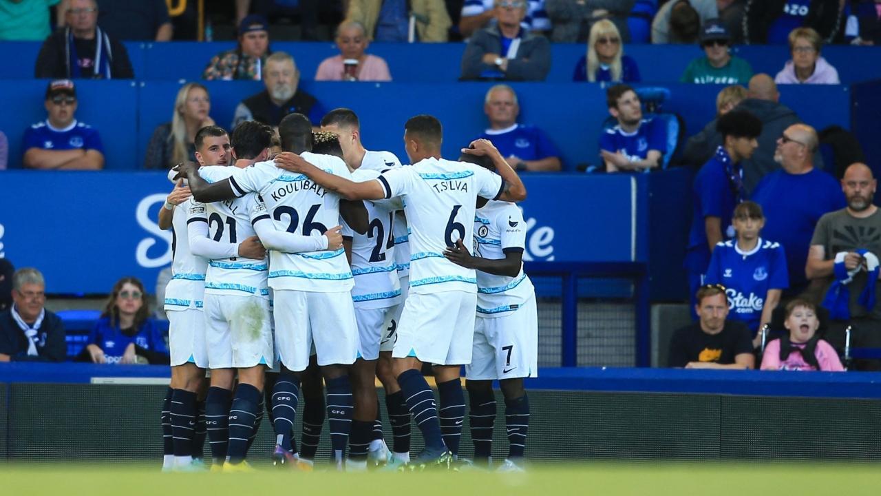 Jorginho penalty sees Chelsea past stubborn Everton